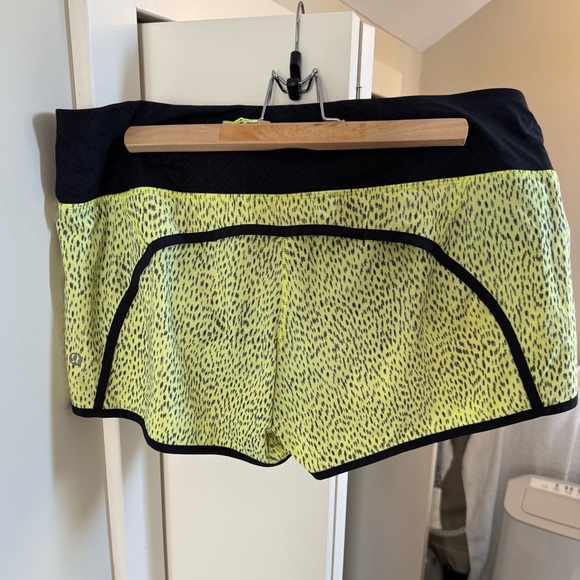 LULULEMON SIZE 10 SPEED SHORT/ Dottie dash yellow

Style W7A19S - Picture 11 of 11